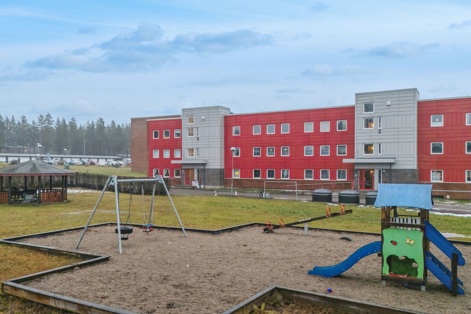 På fellesområdet finnes lekeplass og en grillhytte til disposisjon for beboerne. Galleribilde