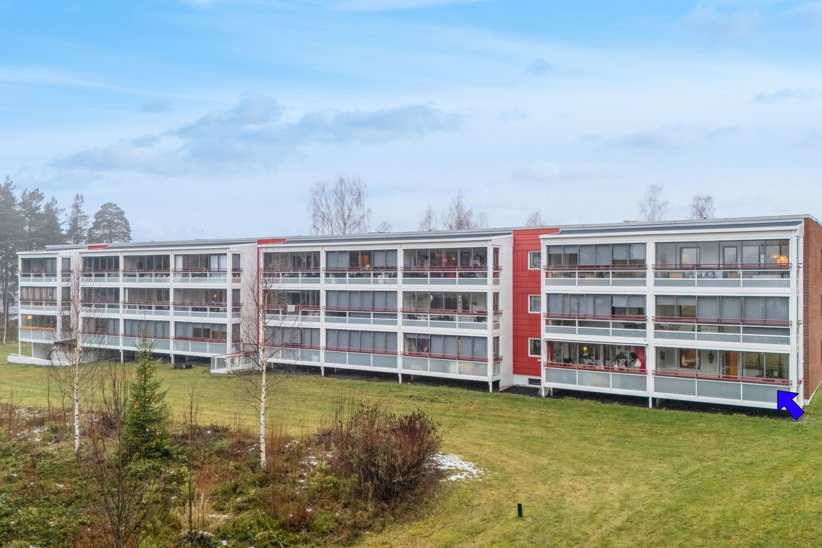 Nabolaget er rolig med lite gjennomgangstrafikk og umiddelbar nærhet til turområder i Svartholtet. Galleribilde