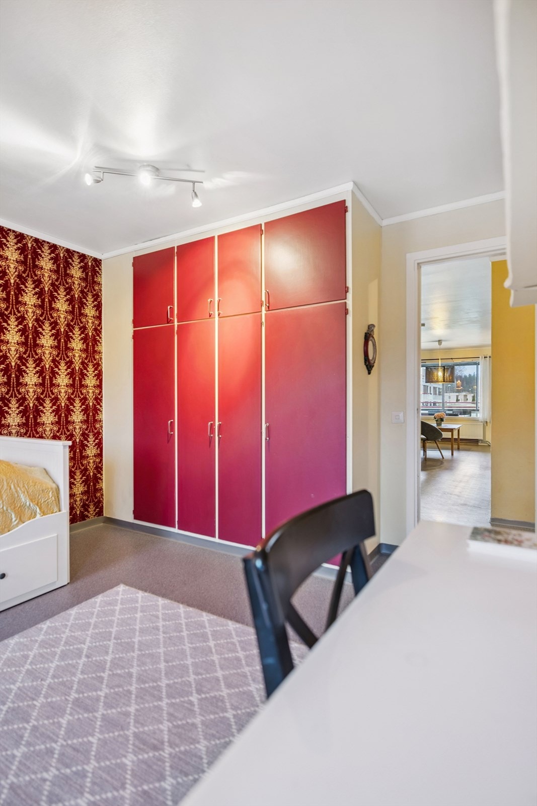 Skaprekken gir rikelig med oppbevaringsplass og utnytter rommets fulle takhøyde. Galleribilde