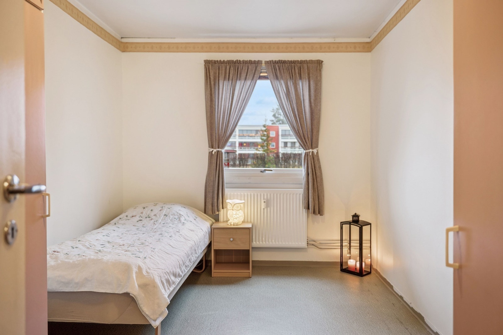 Vinduet gir godt med dagslys og vender ut mot rolige fellesområder. Galleribilde