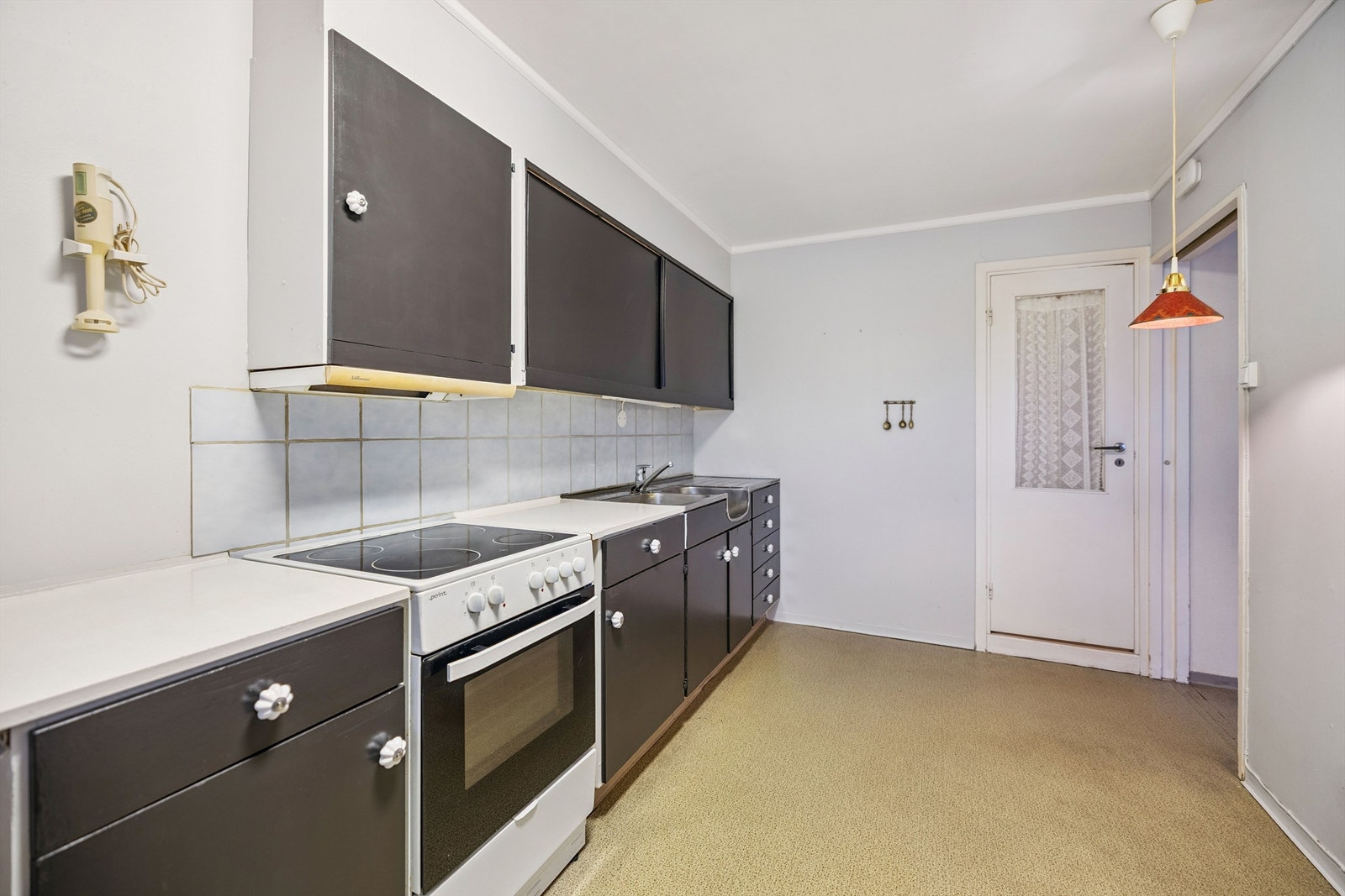 Kjøkkenet er et separat rom med funksjonell innredning og godt med benkeplass. Galleribilde