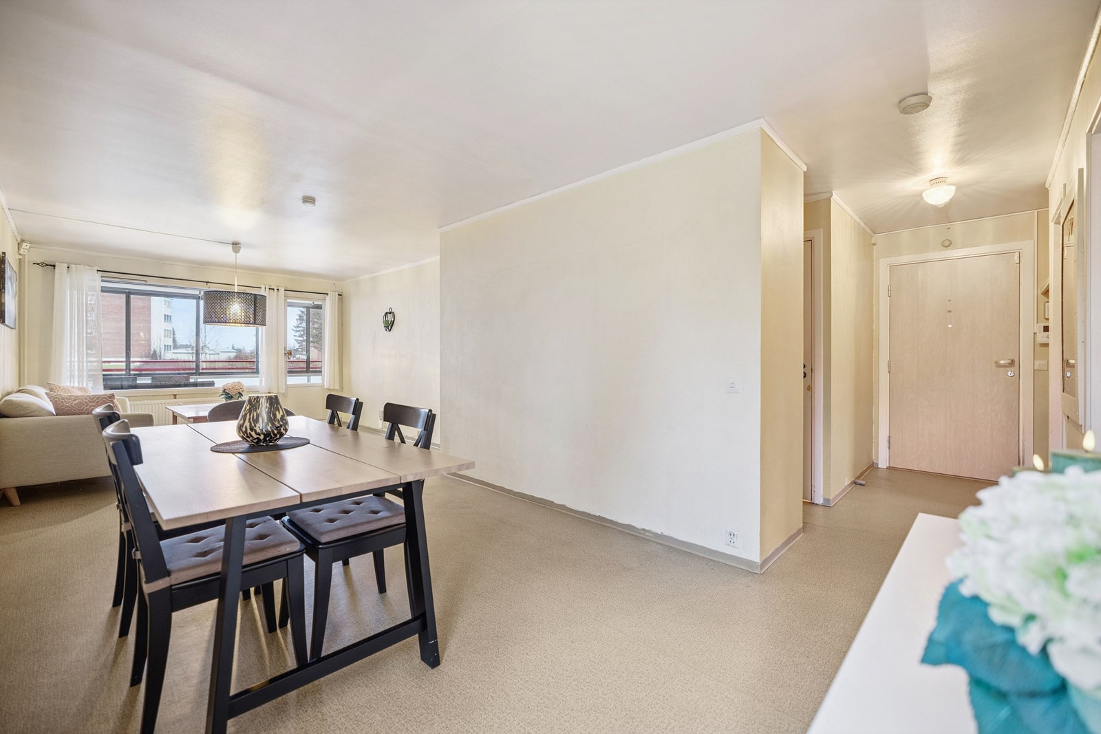 Spisestuen ligger i direkte tilknytning til stuen og entréen. Galleribilde