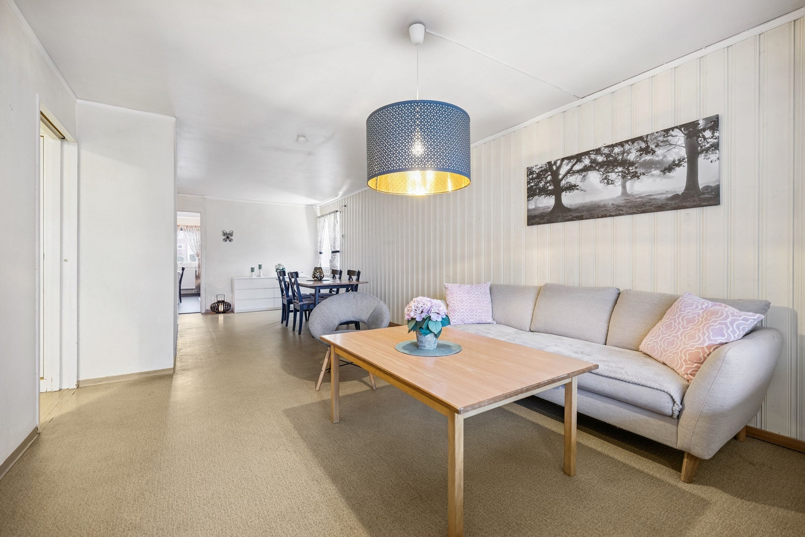 Rommet er enkelt å møblere med plass til både sofagruppe og spisebord. Galleribilde