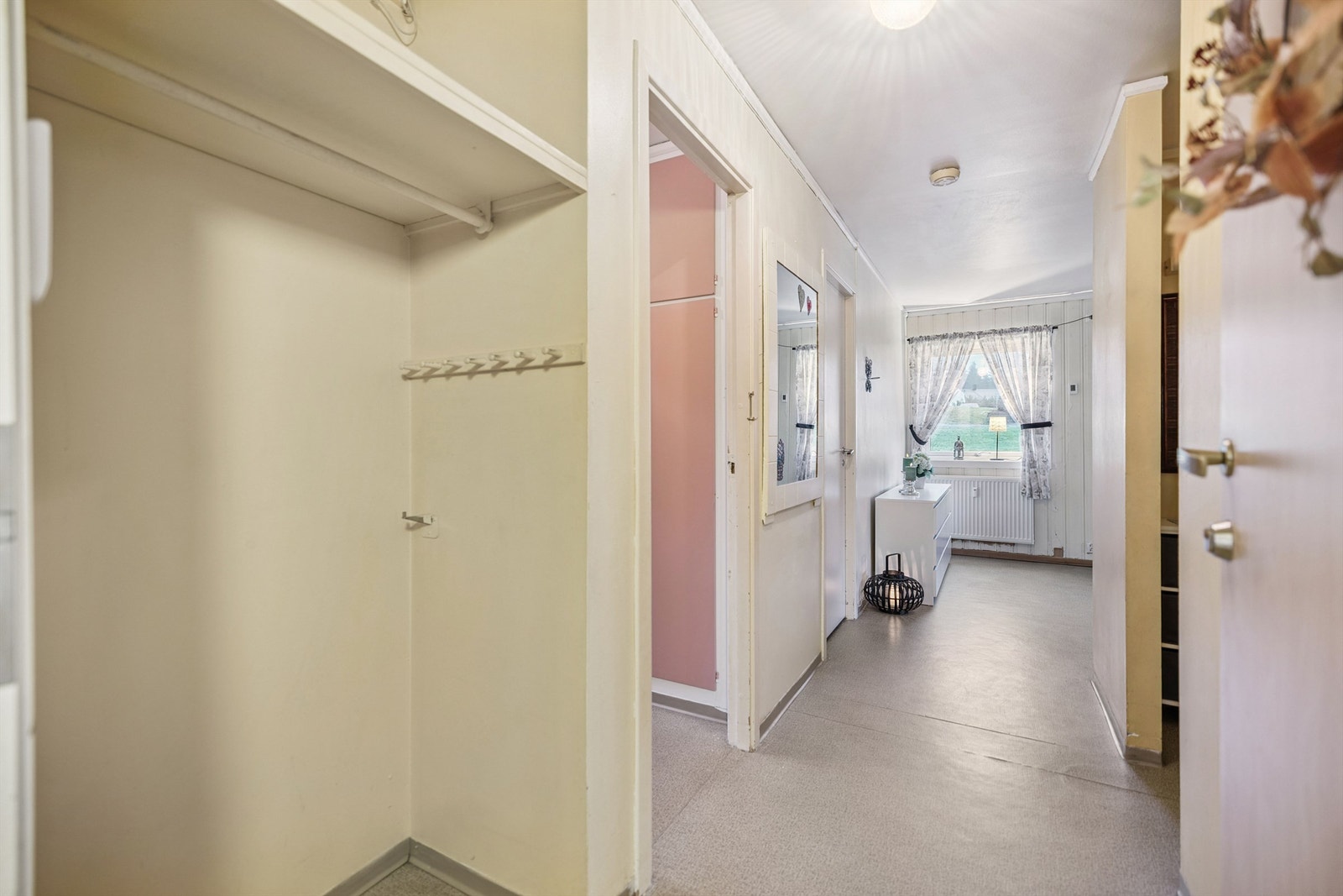 Entréen har en åpen garderobeløsning og god plass til oppbevaring av yttertøy. Galleribilde