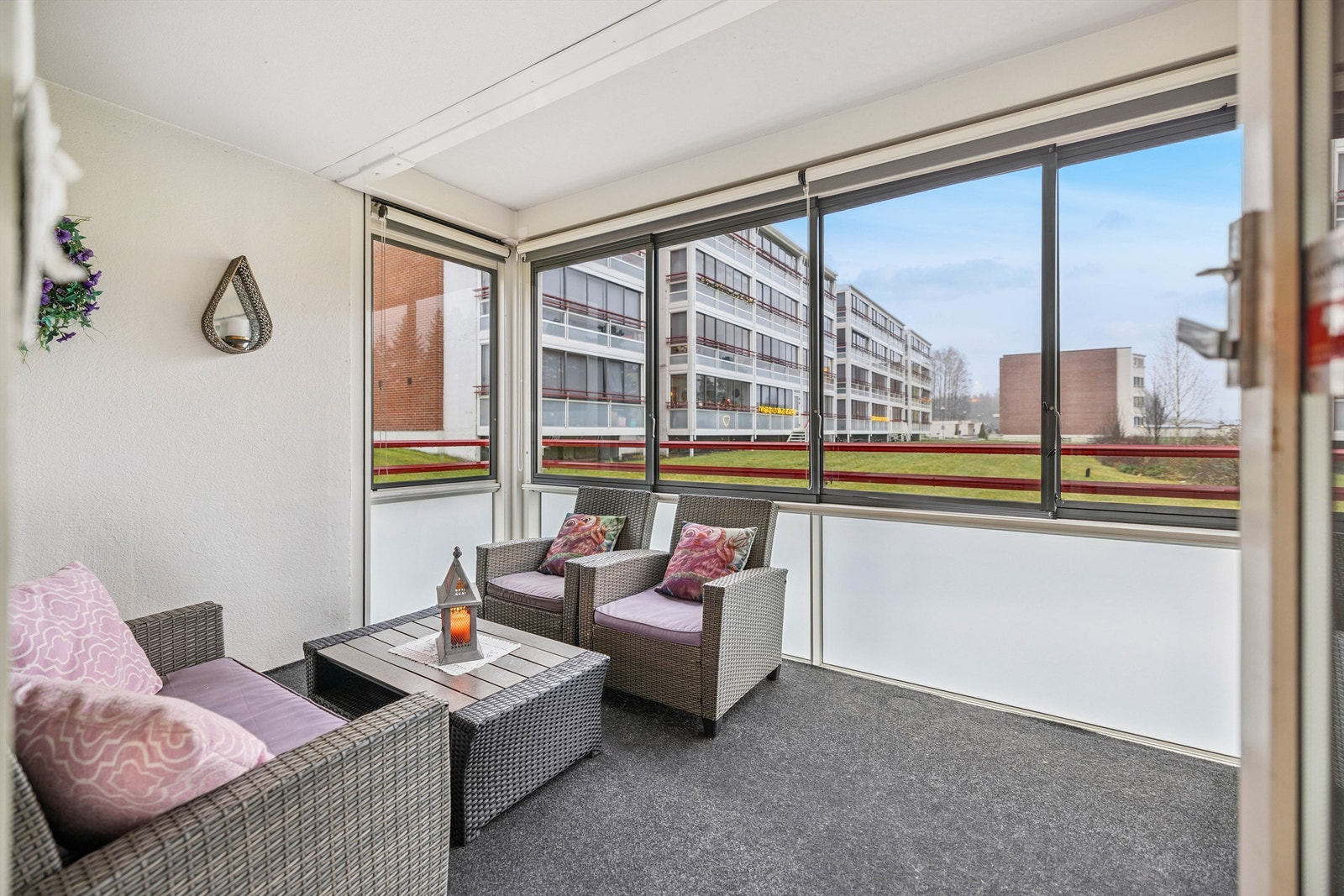 Den innglassede balkongen fungerer som en forlengelse av stuen store deler av året. Galleribilde