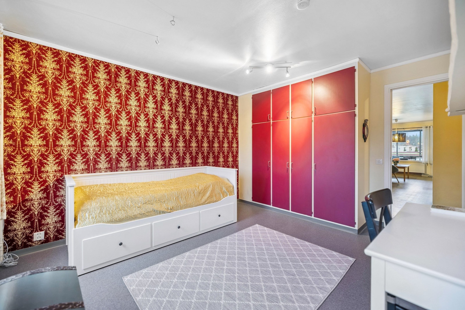 Hovedsoverommet er romslig med en stor, integrert skaprekke. Galleribilde