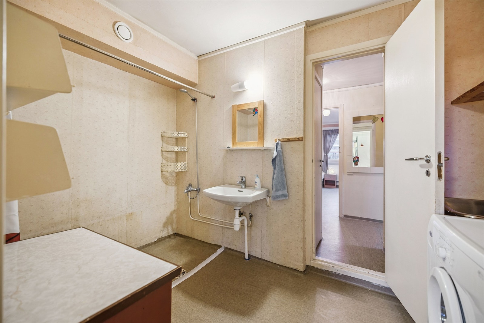 Baderommet har en funksjonell planløsning med god plass til oppbevaring. Galleribilde