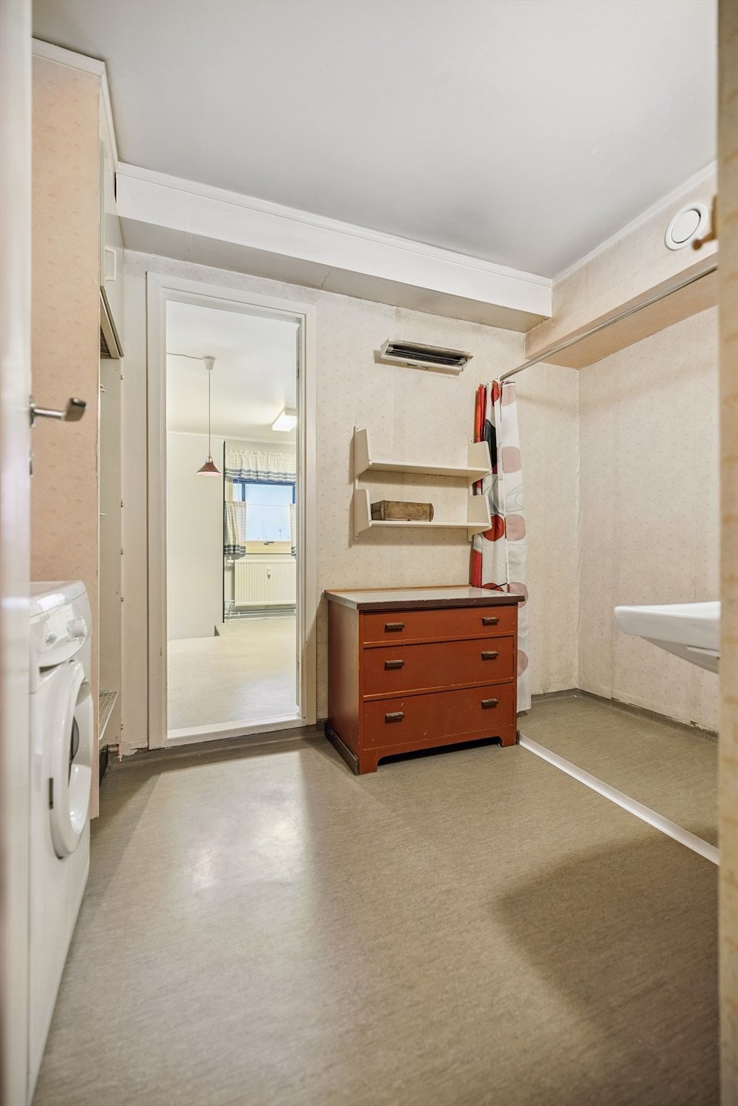 Fra badet er det gjennomgang til kjøkkenet, som vist på plantegningen. Galleribilde