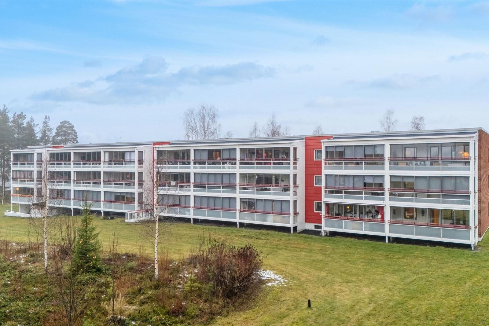 Leiligheten ligger i en boligblokk med store, grønne fellesarealer. Galleribilde