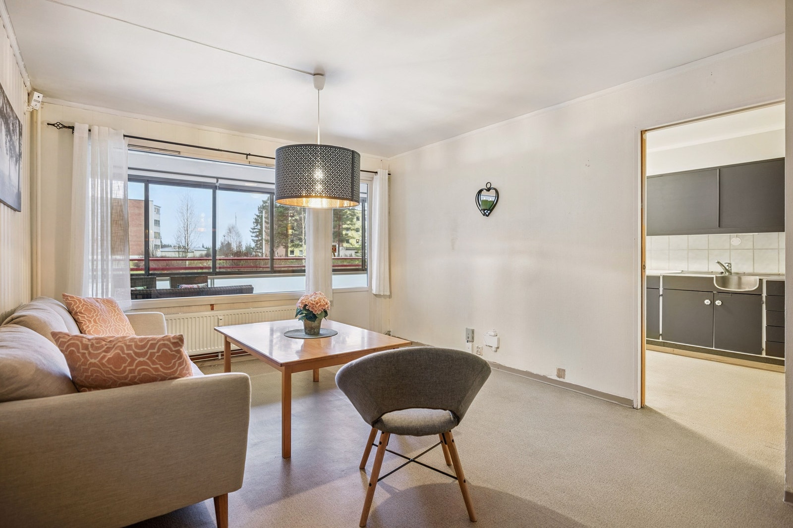 Fra stuen er det enkel adkomst til kjøkkenet, som ligger i et eget rom. Galleribilde