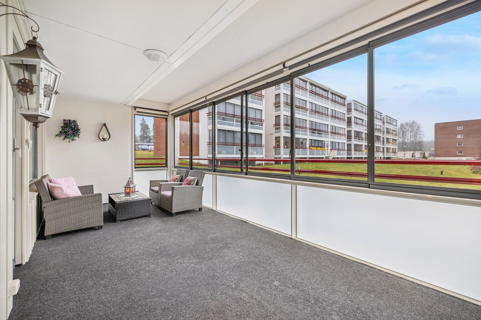 Balkongen er romslig og gir god plass til en egen sittegruppe. Galleribilde