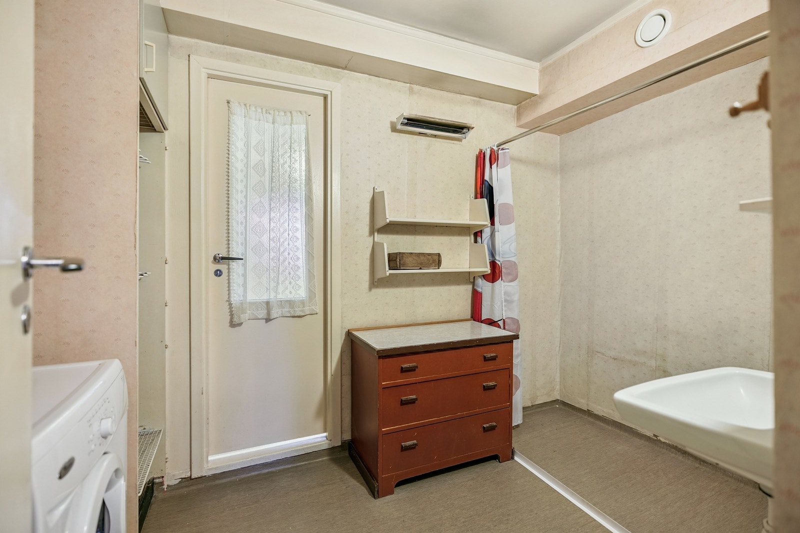 Badet er romslig med dusjnisje og opplegg for vaskemaskin. Galleribilde