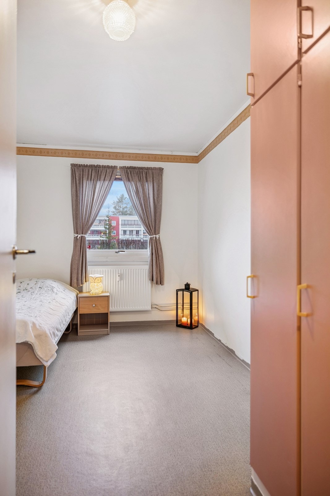 Det ene soverommet har plass til seng og garderobeløsning. Galleribilde