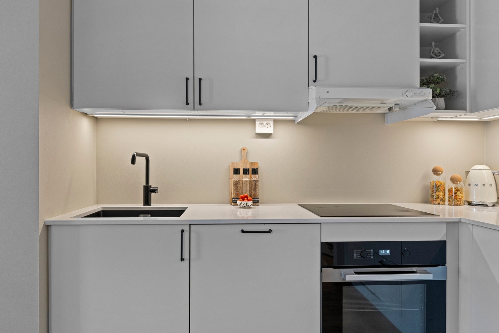 Kjøkkenet fremstår pent og solid med benkeplate i stein. Galleribilde