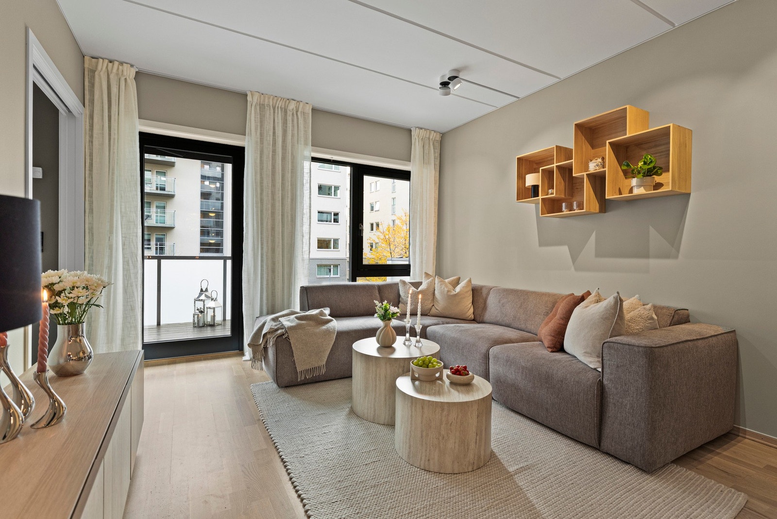 Leiligheten ligger i 2. etasje og har en god planløsning med åpen stue- og kjøkkenløsning. Galleribilde