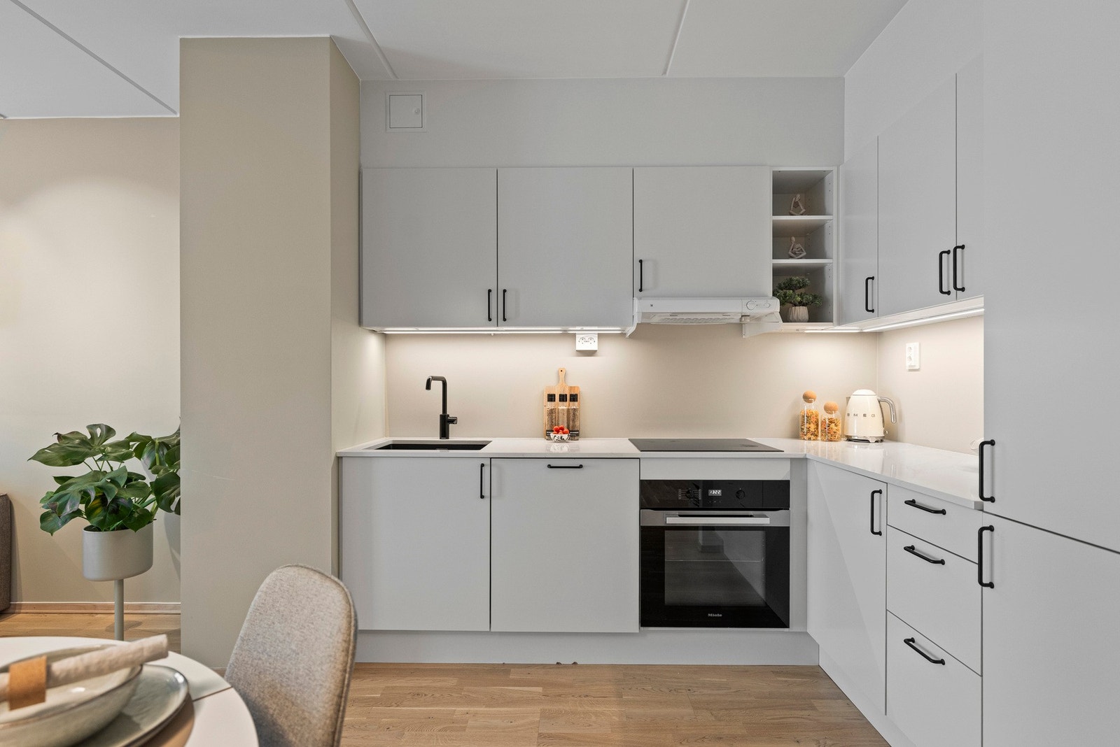 Lyst og tidløst kjøkken, oppgradert i 2021 med nytt blandebatteri, vask, steinbenkeplate og nye håndtak. Galleribilde