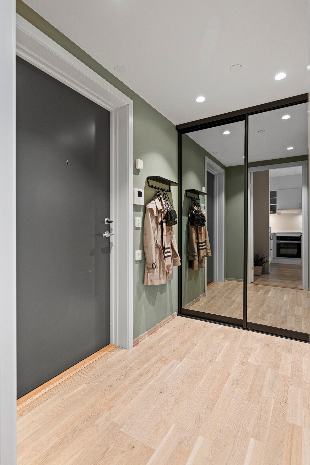 Romslig entré med gode oppbevaringsmuligheter via garderobeskap fra Garderobemannen. Leiligheten har
også en praktisk sportsbod på hele 9,6 kvm i kjelleren. Galleribilde