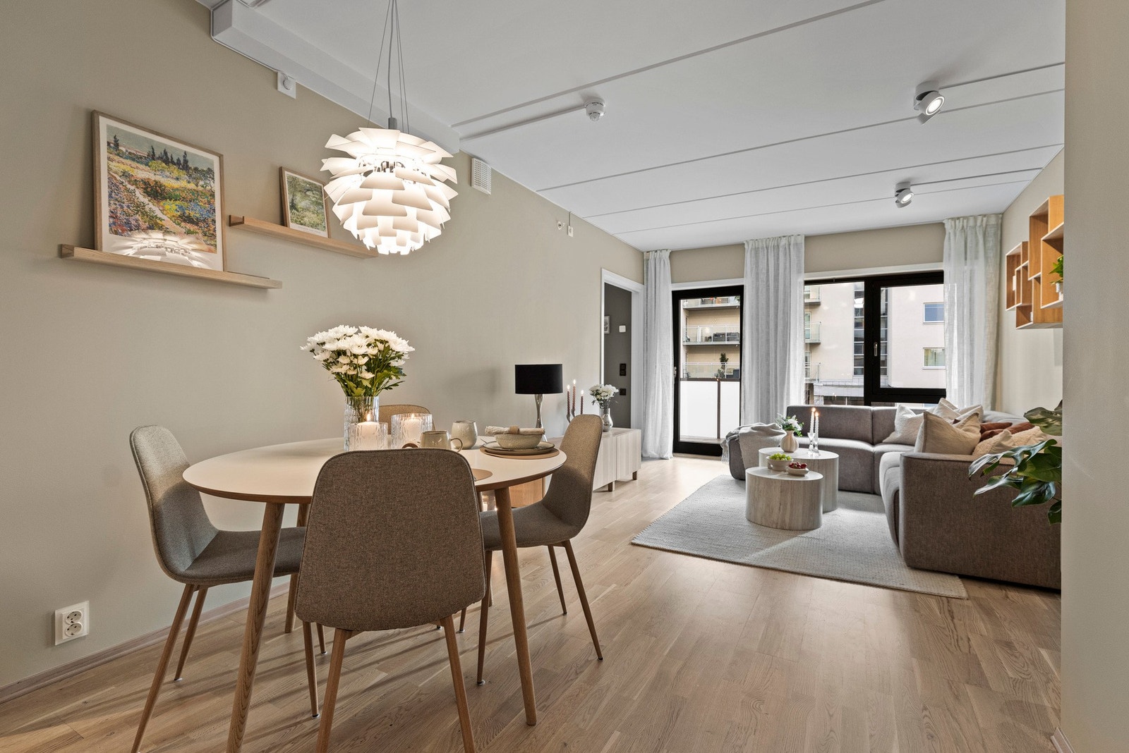 Det er plass til spisebord i overgangen mellom kjøkken og stue.
Alle stikk og dimmere er byttet til Elko pluss serie i nyere tid. Galleribilde