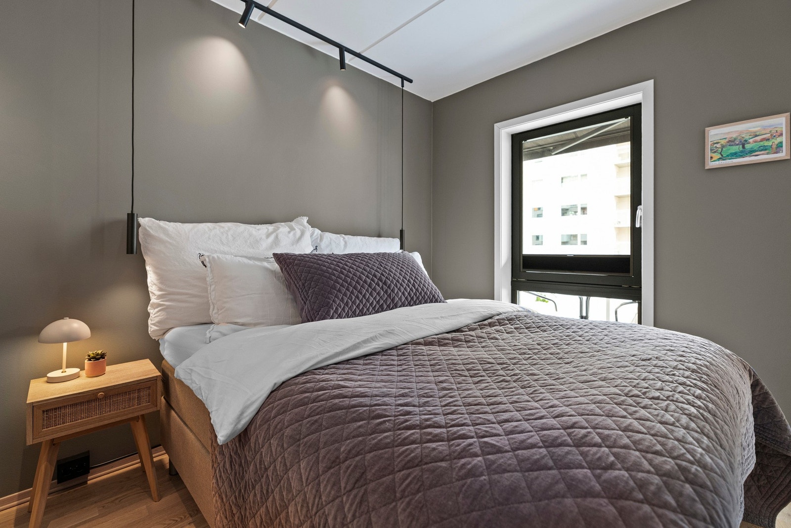 Soverommet har spesialtilpassede og lystette plissegardiner fra Notto. Galleribilde