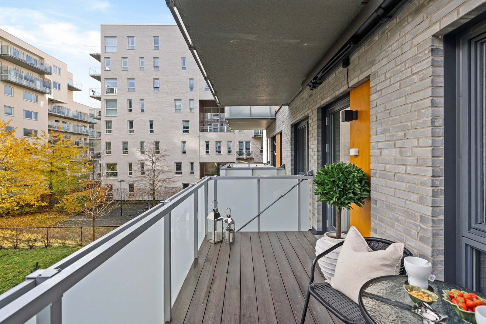 Balkongen er sørvendt og har svært gode solforhold. Galleribilde