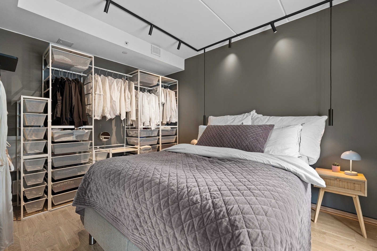 Romslig og lunt soverom med god plass til dobbeltseng, nattbord og garderobeskap. Galleribilde