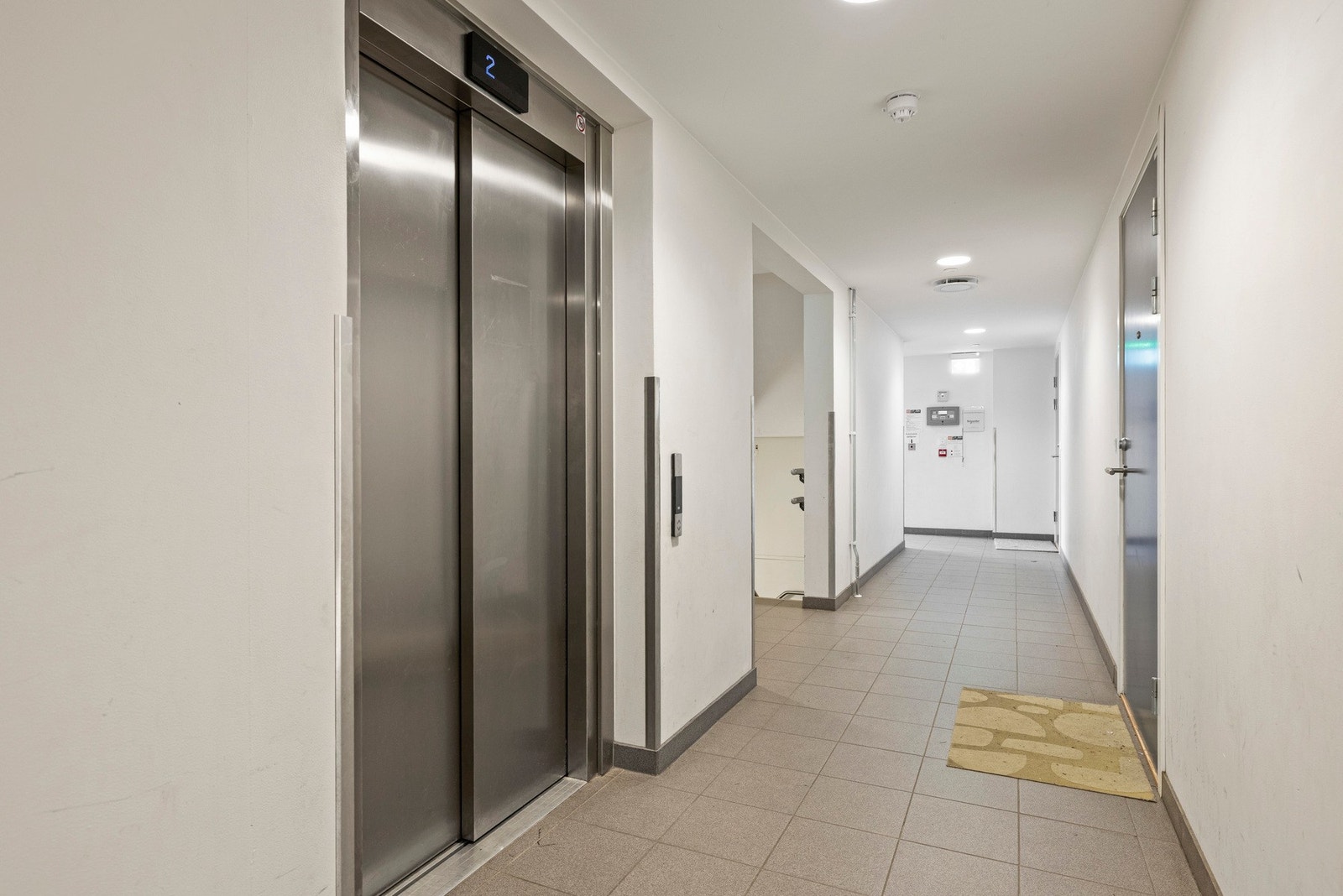 Adkomst til leiligheten via felles trappeoppgang og heis. Galleribilde