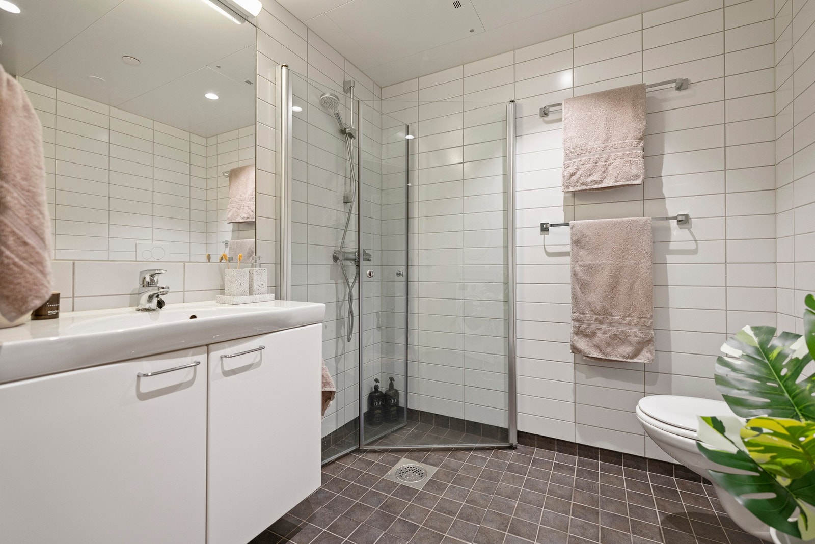 Delikat og romslig baderom med flislagte overflater og moderne uttrykk. Vannbåren varme i gulvet og
downlights i himlingen gir en komfortabel og stilren helhet. Galleribilde