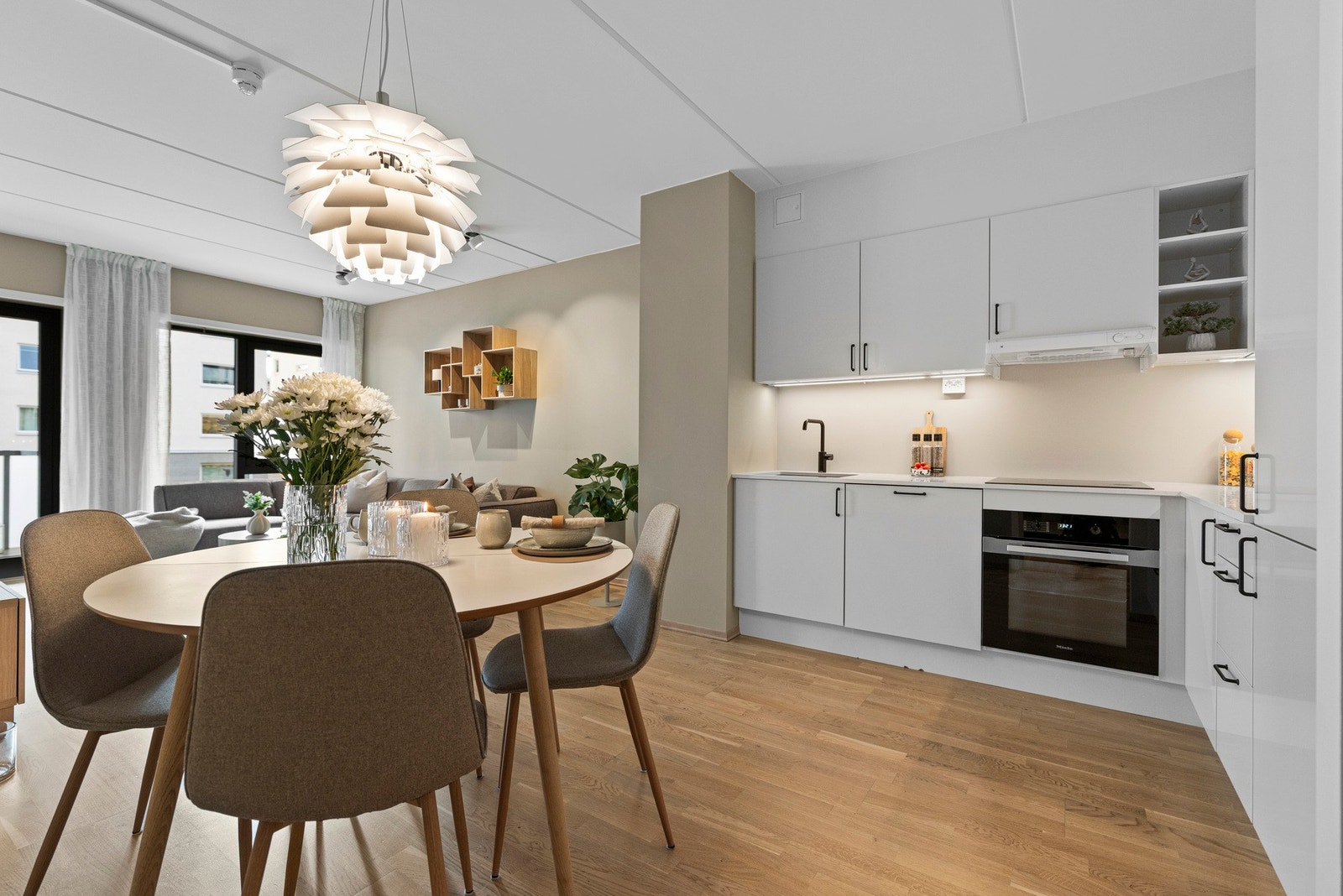 Det er plass til spisebord i overgangen mellom kjøkken og stue. Galleribilde