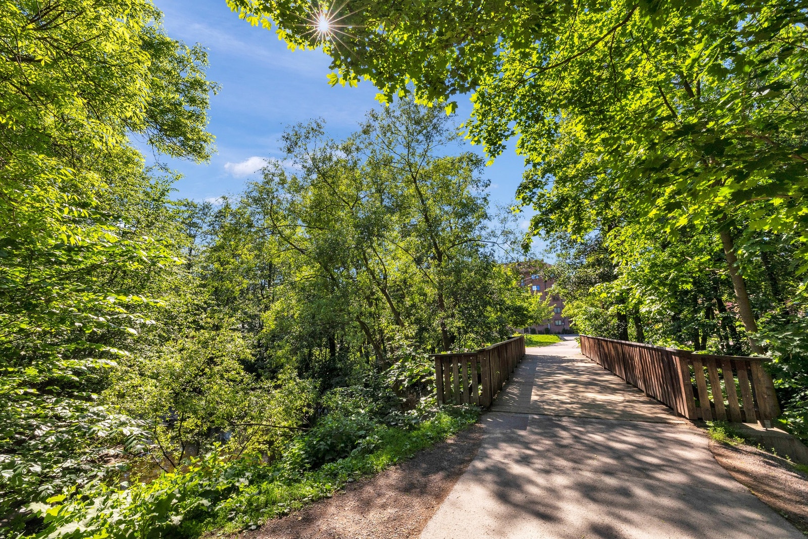 Et fantastisk nett av tur- og sykkelstier i umiddelbar nærhet. Legg gjerne søndagsturen langs Akerselva ned
mot sentrum eller opp til Frysja. Galleribilde