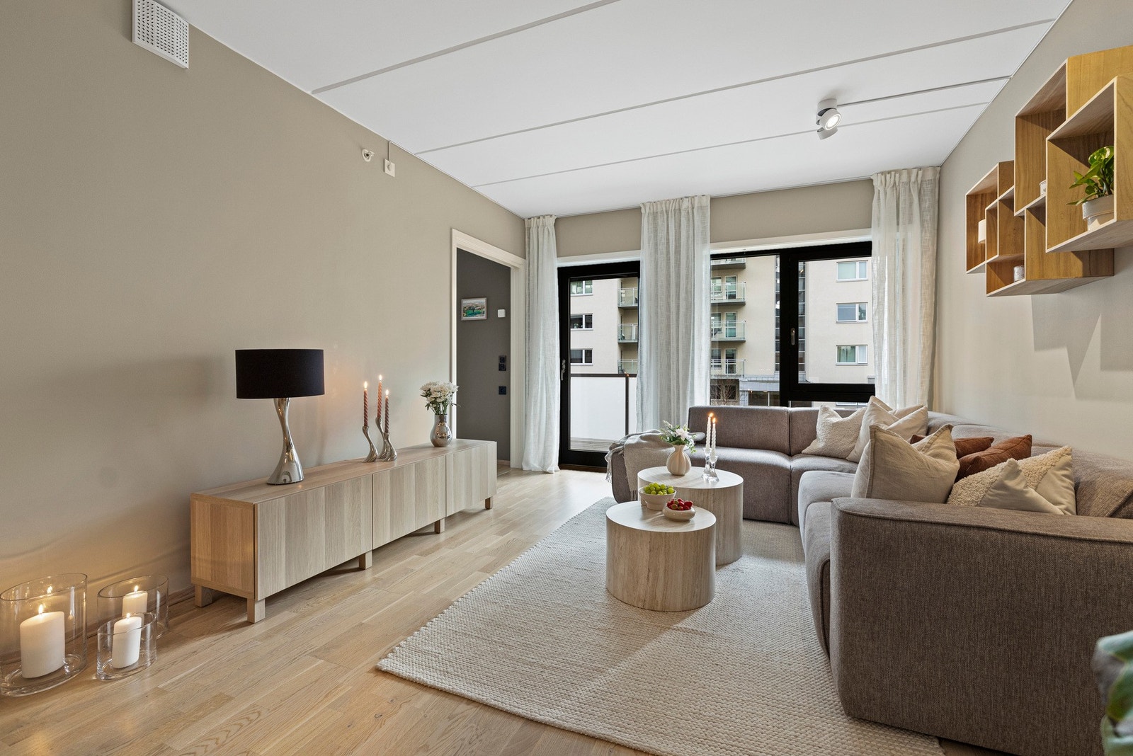 Velkommen til Fernanda Nissens gate 3F - en moderne og innbydende 2-roms leilighet fra 2017 med heis og
solrik balkong. Galleribilde