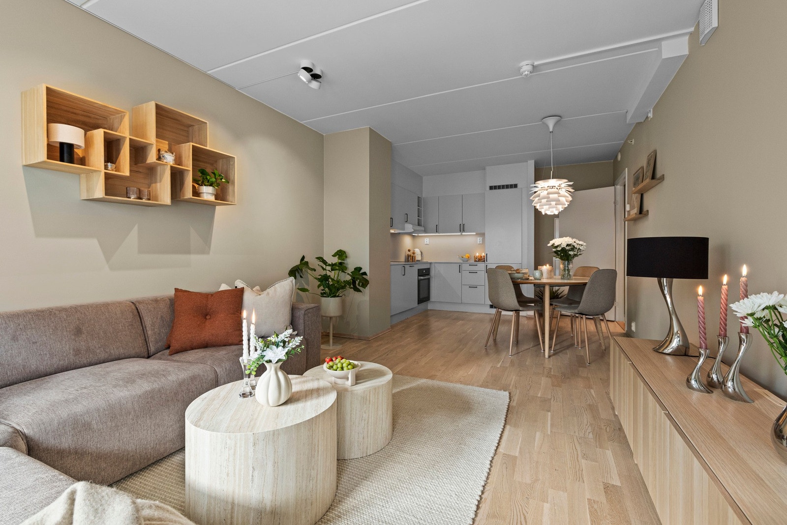 Leiligheten har eikeparkett og vannbåren varme i alle gulv samt balansert ventilasjon. Galleribilde