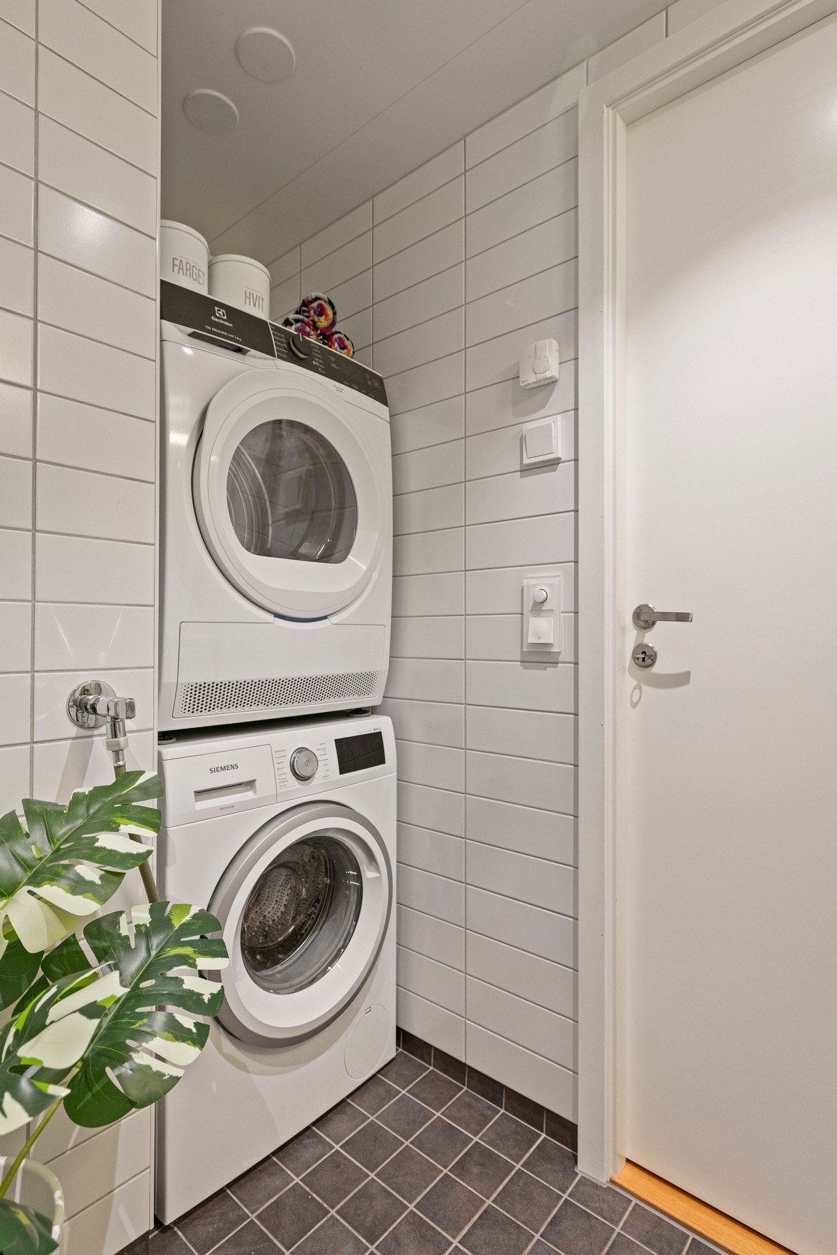 Det er opplegg for vaskemaskin og tørketrommel i egen nisje. Galleribilde