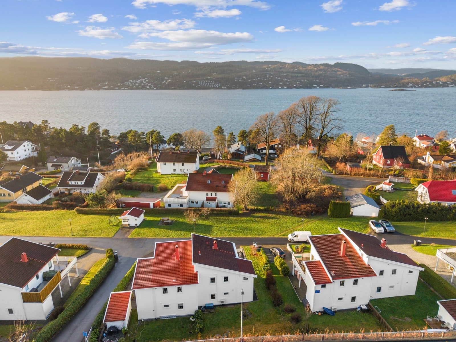 Sjarmerende Drøbak sentrum byr på blant annet flere interiør- og klesbutikker, Grønthuset med friskt utvalg av frukt og grønnsaker, kafeer, bakerier, restauranter, vinmonopol, kino, kunstgallerier, Julehuset, båthavn, Badeparken, fergeleie med avganger ti Galleribilde