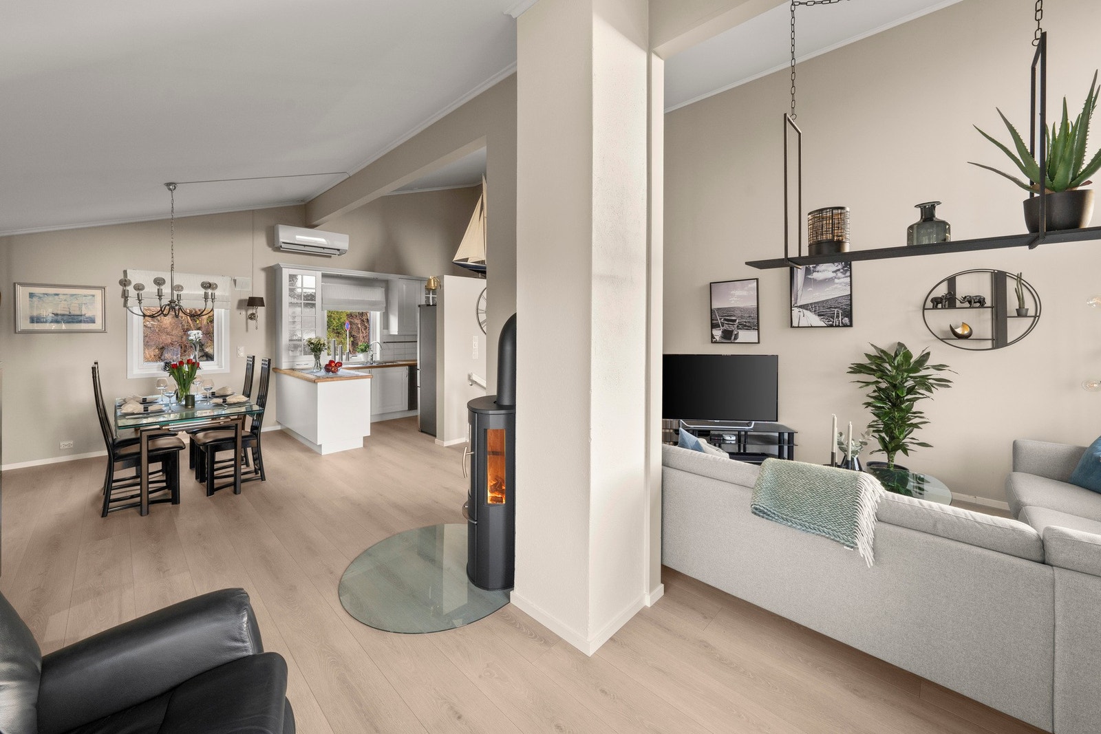 Stue/kjøkken har varmefolie som sørger for behagelig varme og god komfort i hverdagen. Galleribilde