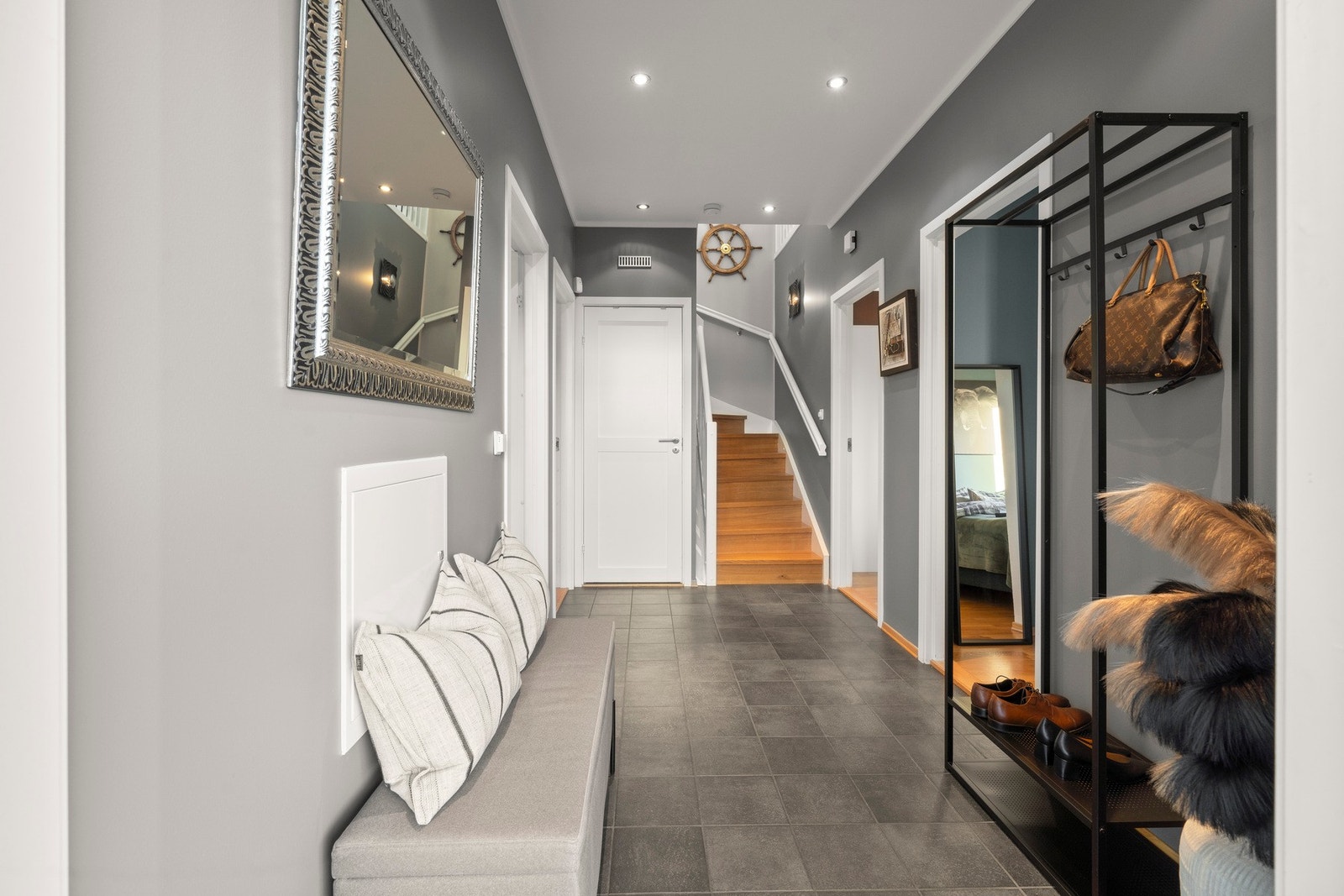 Det er en innbydende entré med flislagt gulv, varmekabler og god plass til yttertøy. Galleribilde