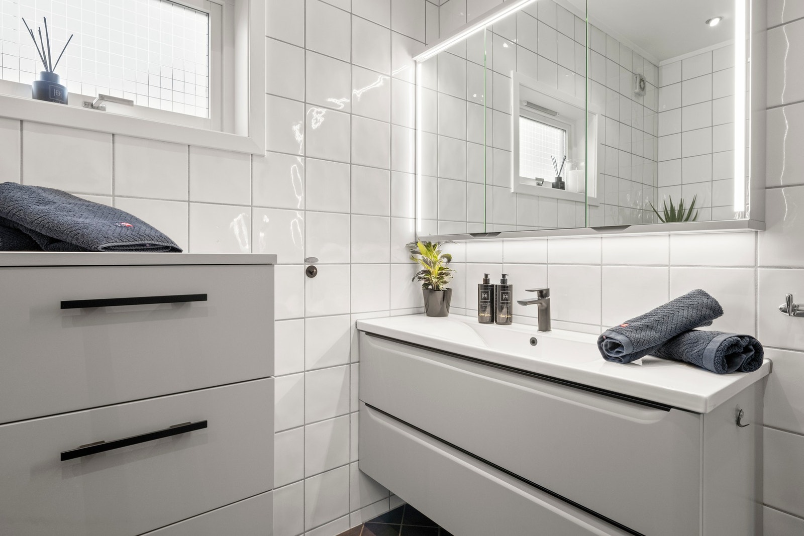 Det er ny innredning fra Linn Bad, nye dusjdører, nytt blandebatteri, regnfallsdusj, vegghengt toalett og ny varmtvannsbereder. Galleribilde