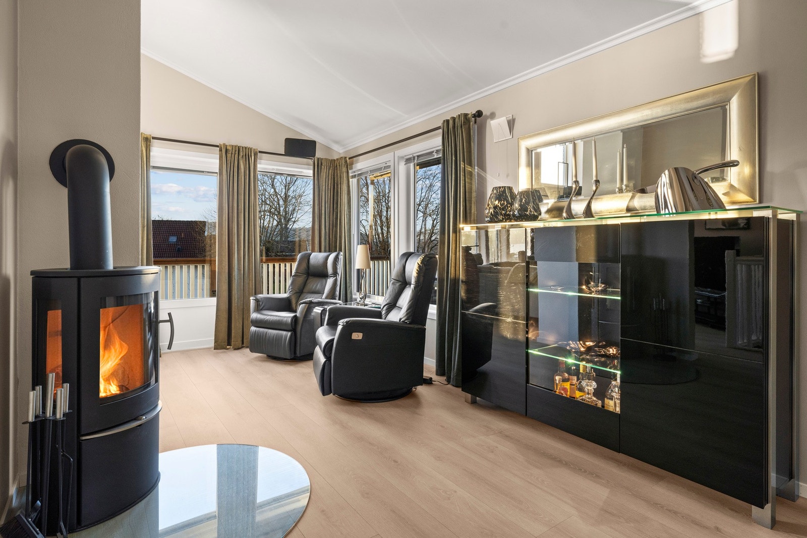 Fra stuen er det direkte adkomst til den vestvendte terrassen. Galleribilde