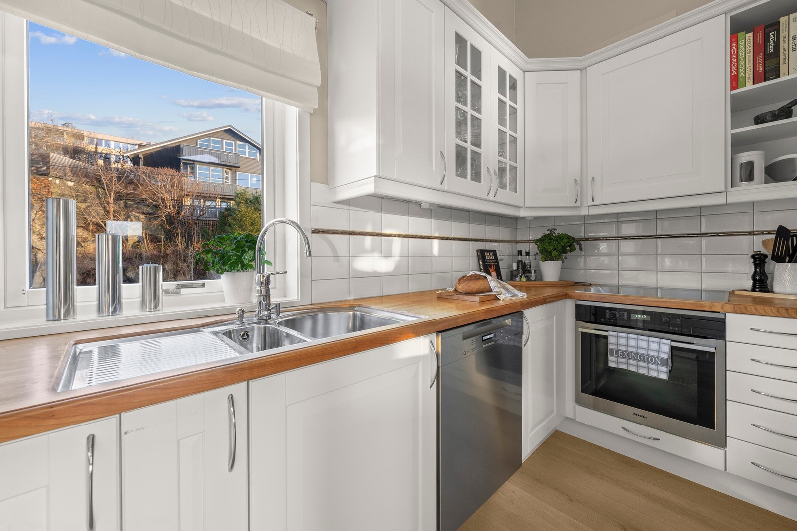 I åpen løsning med stuen finnes et stilrent Sigdal-kjøkken med heltre benkeplate, rikelig skapplass og gjennomgående god kvalitet. Galleribilde