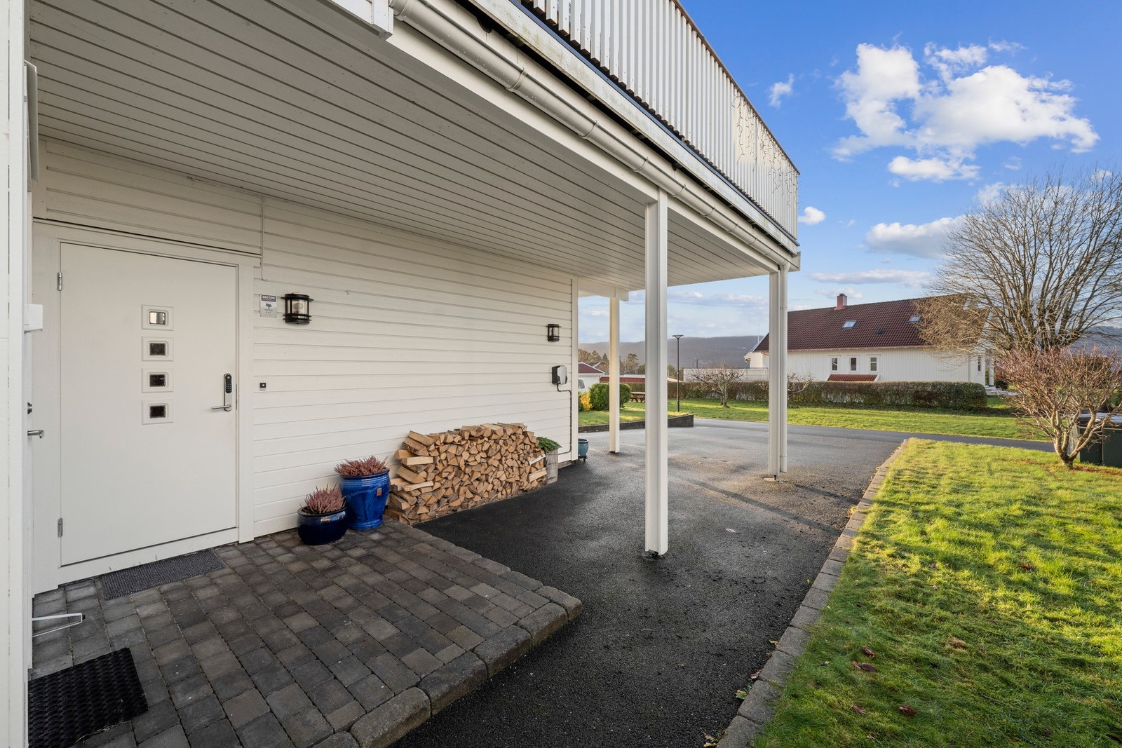 Pent opparbeidet inngangsparti med direkte adkomst til bod/vaskerom. Galleribilde