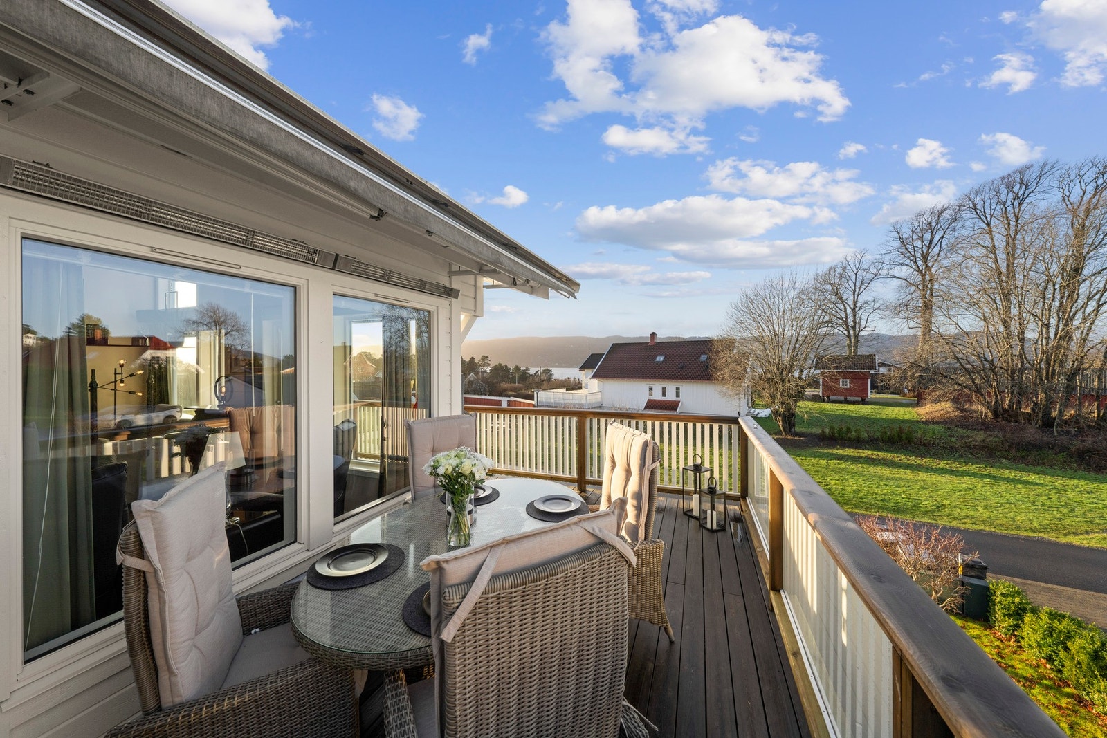 På boligens terrasse på 19 kvm nyter du solen fra ca. kl. 12 til 22.30 om sommeren. Galleribilde