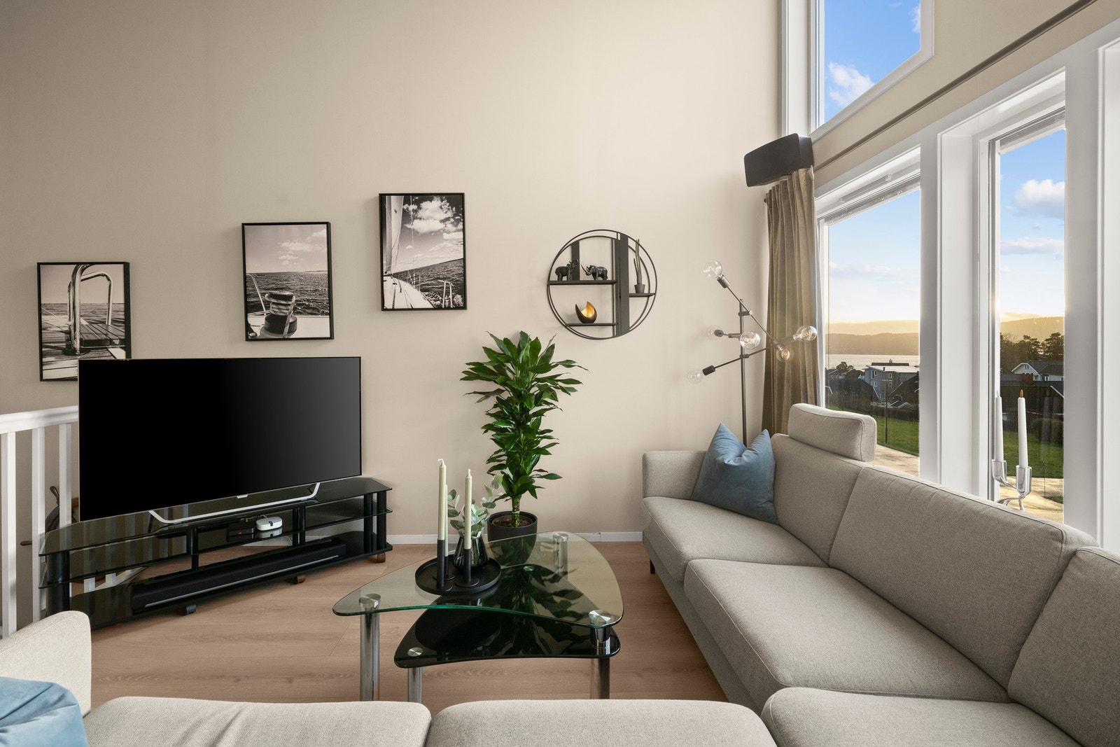 Boligen har en lys og romslig stue med store vindusflater og god takhøyde (målt opp til 4,29 m). Galleribilde