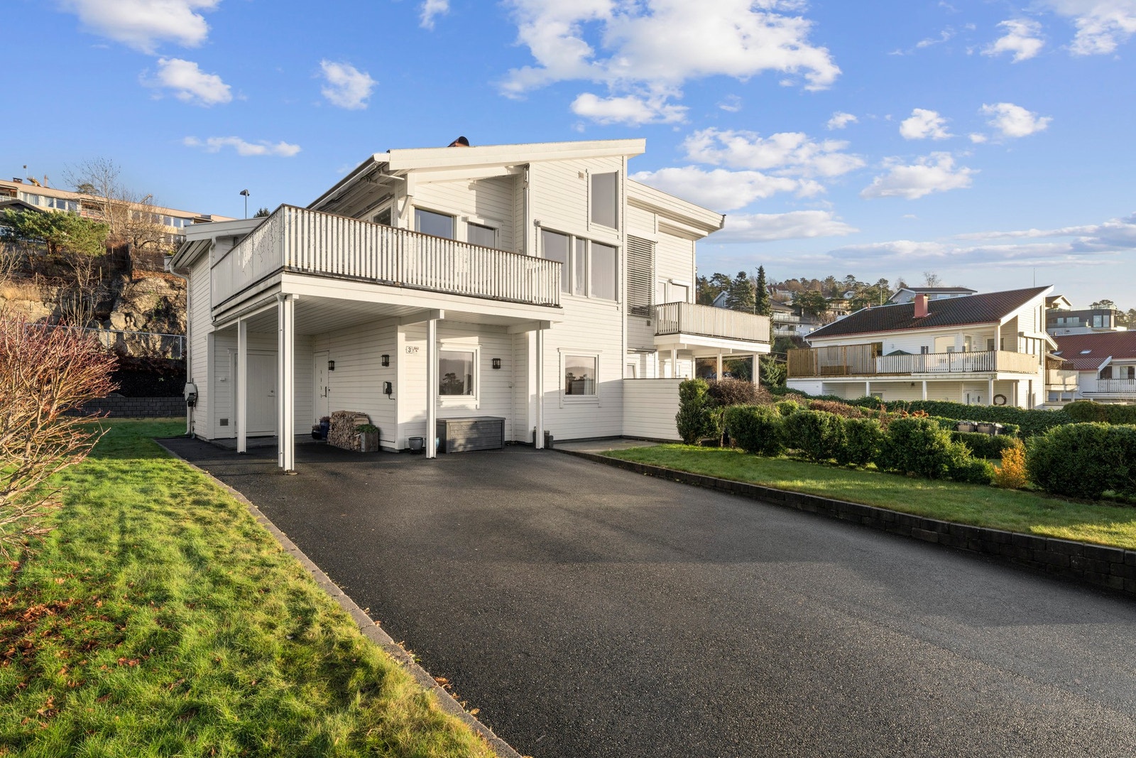 Romslig oppkjørsel med plass til ytterligere fire biler. Gjesteparkering finnes like ved. Galleribilde