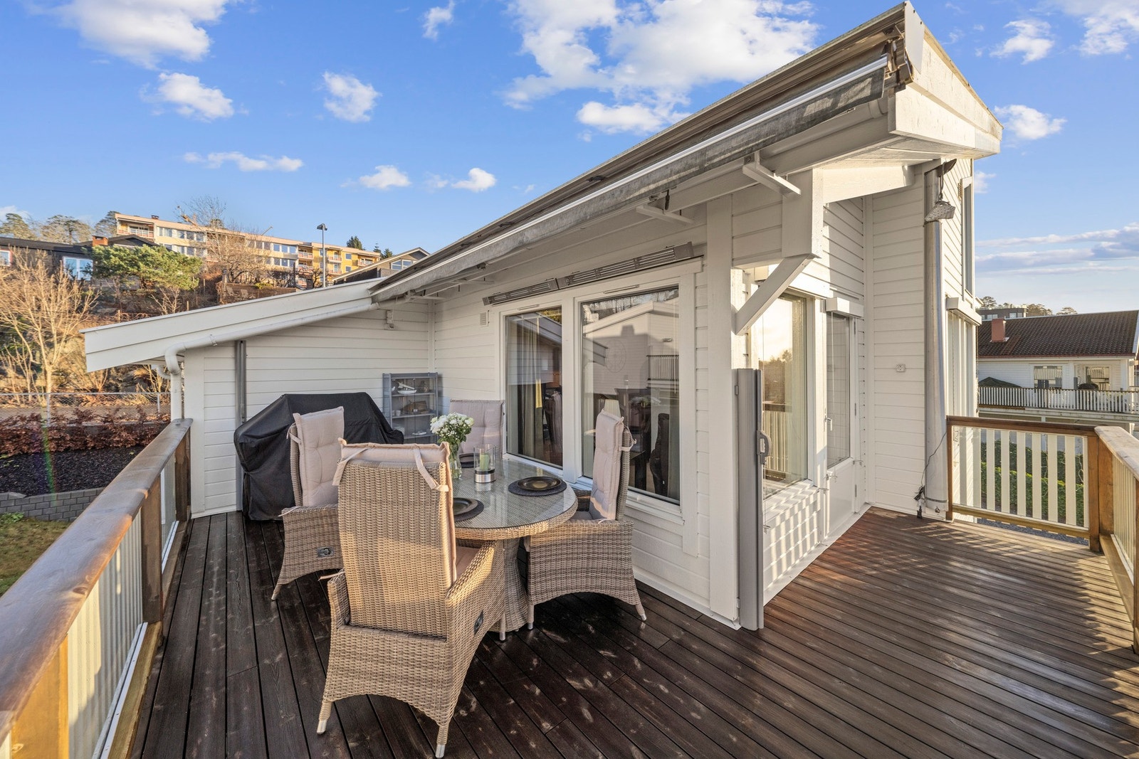Boligens terrasse er nylig oppgradert med Kebony-dekke (2022), nye spiler (2025) og toppbord, herdet glass, utelys, varmelamper og motorisert markise. Galleribilde
