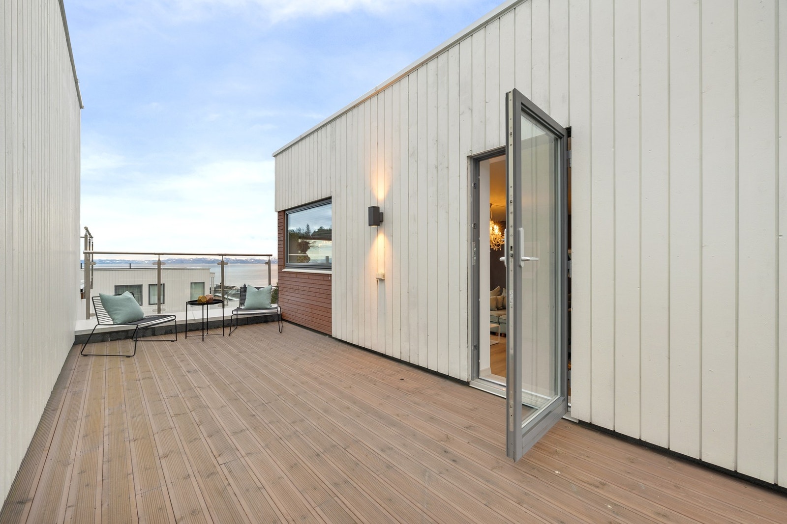 Terrasse på 18,2 kvm med utgang i 3. Etasje. Galleribilde