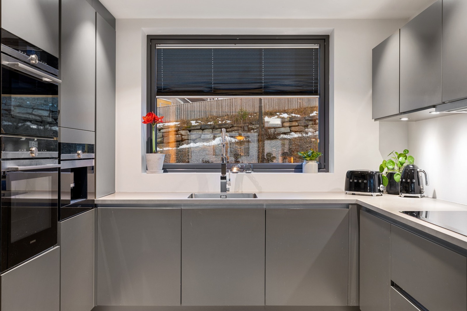 Vannstopp i benkeskap under vask. Galleribilde