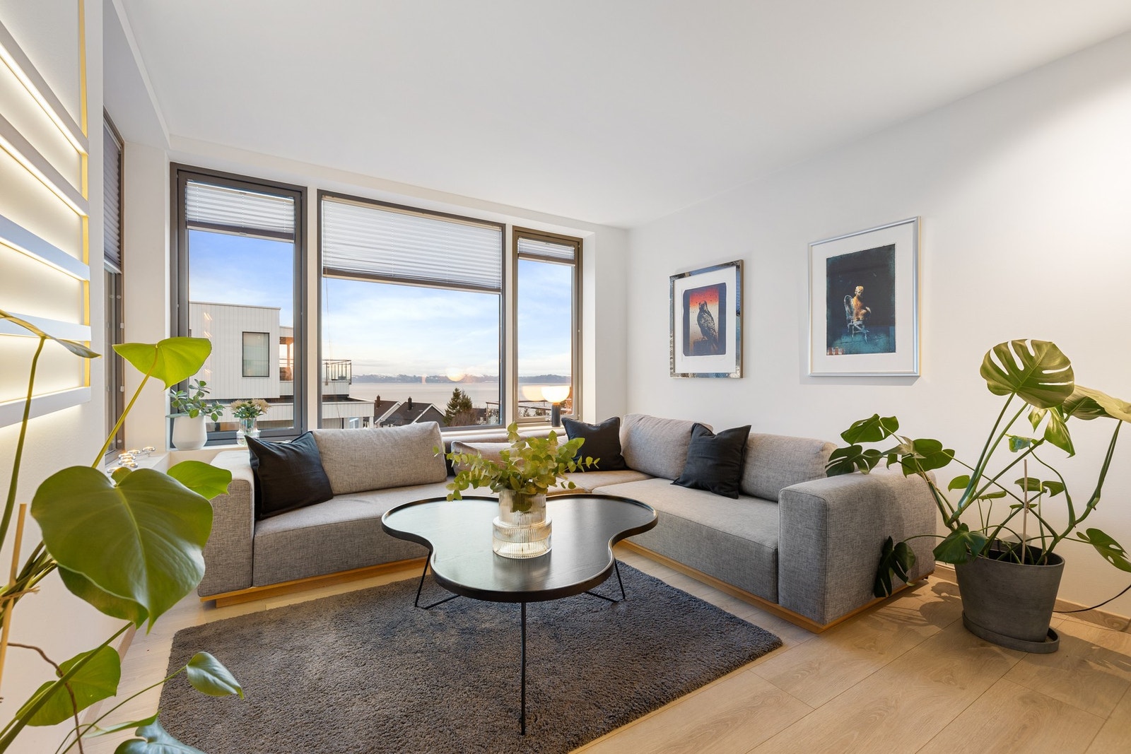 Romslig og lys stue på 33,8 kvm. Galleribilde