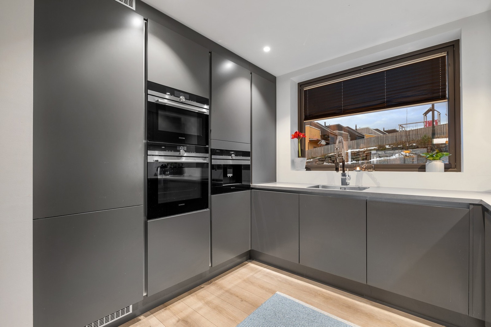 Det er integrert platetopp, kaffemaskin, to stekeovner, oppvaskmaskin og kjøleskap. Galleribilde