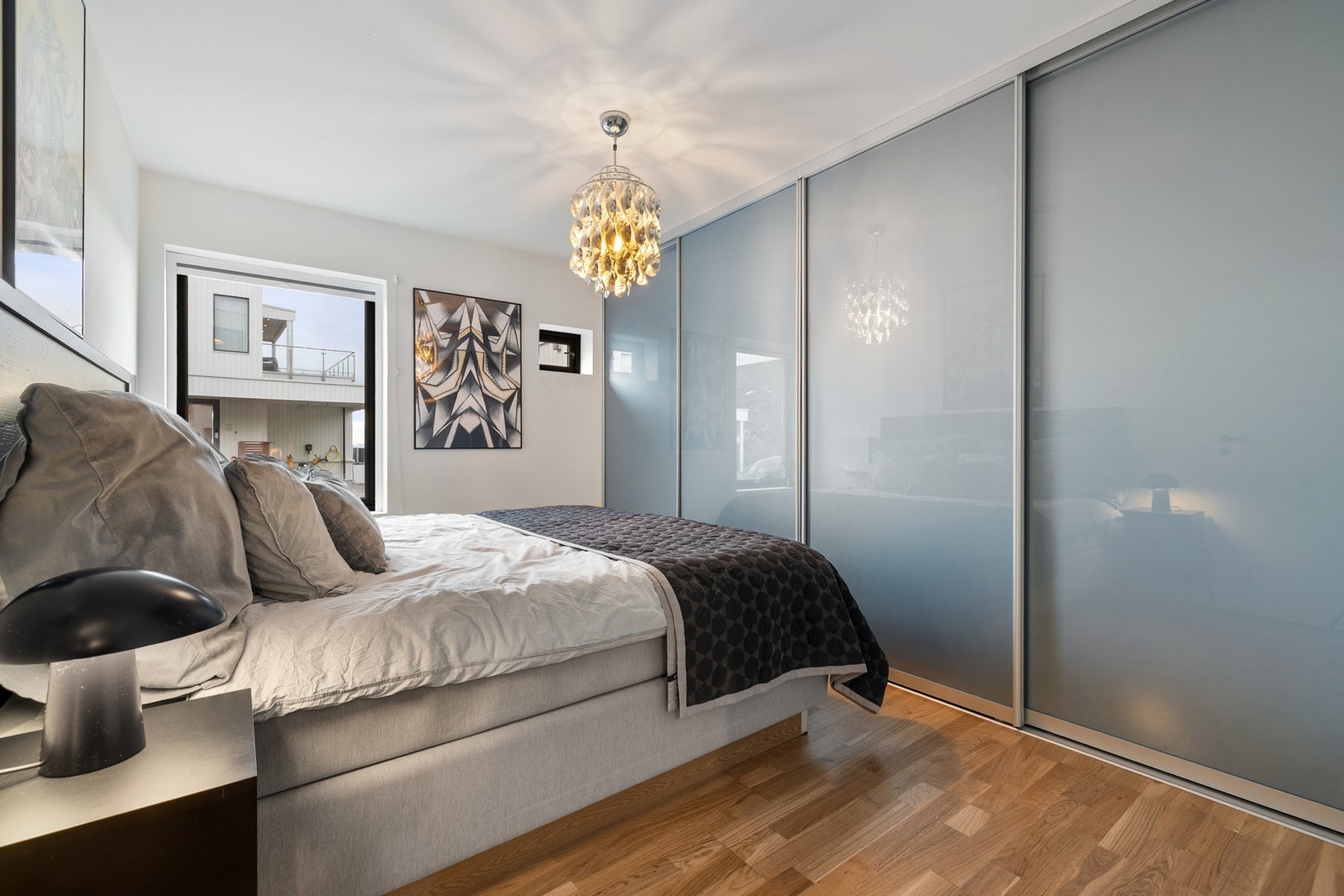 Det er integrert skyvedørsgarderobe. Galleribilde