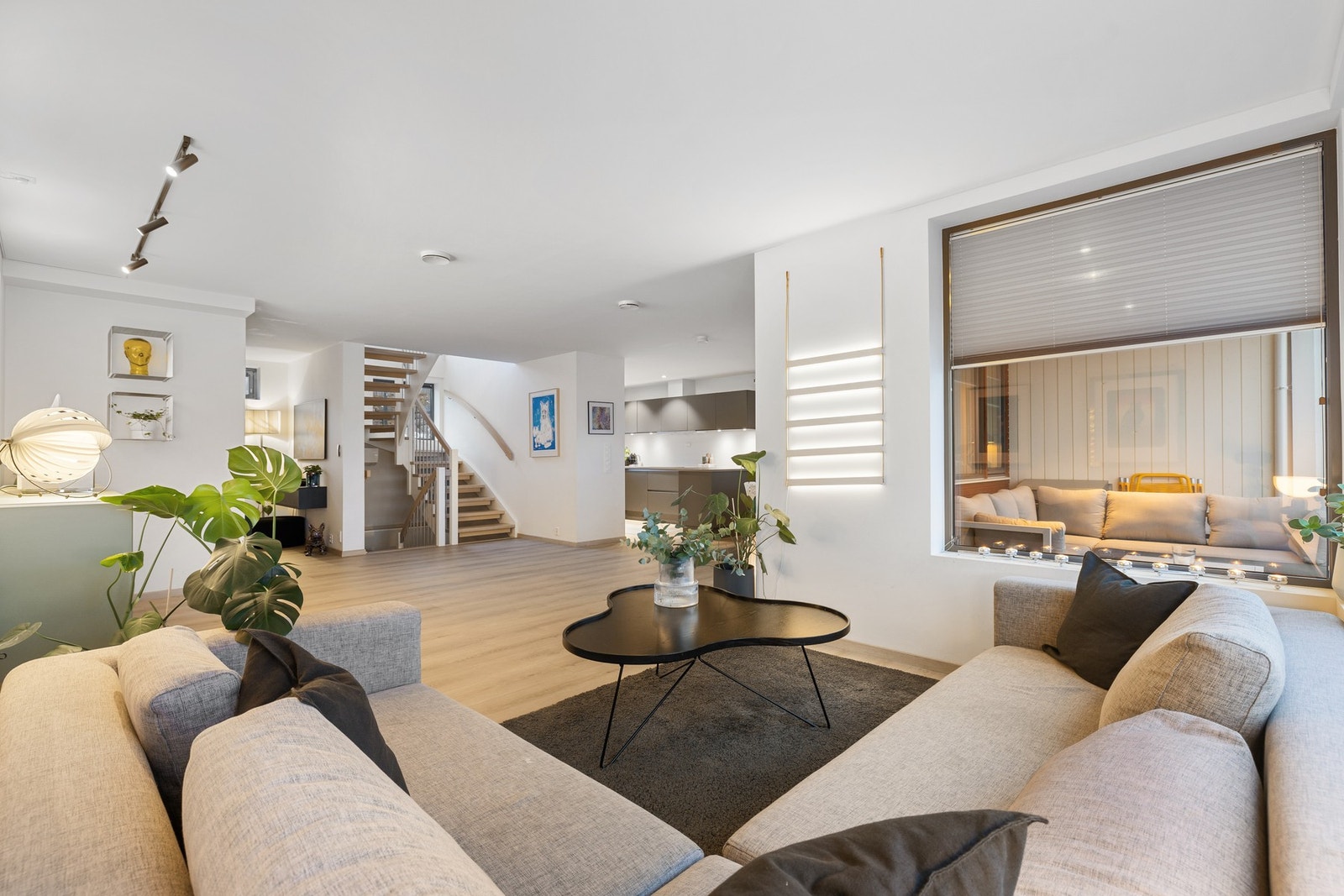 Store vindusoverflater som gir gode lysforhold og utgang til balkong. Galleribilde