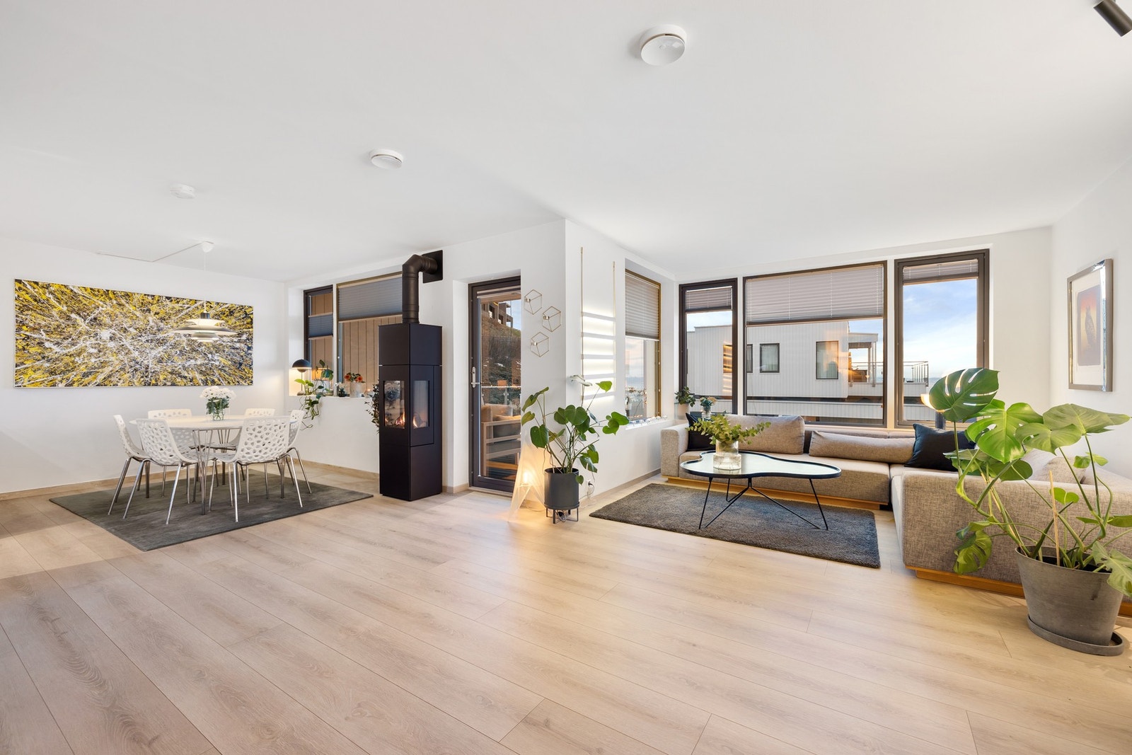 Fra stue har du en naturlig overgang til spisestue. Galleribilde